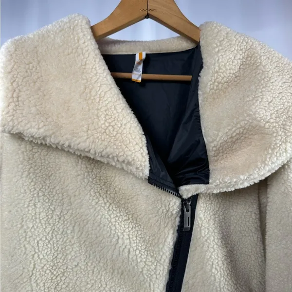 Lucy Asymmetric Zip Sherpa Jacket in Cream Size Medium‎ - Image 2