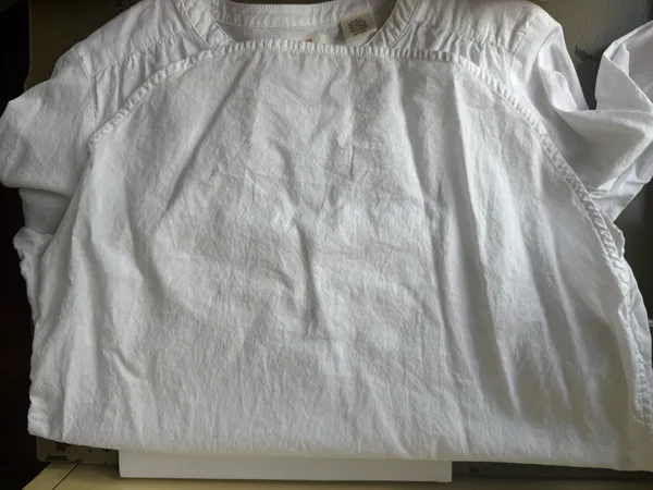 Levi’s V-Neck White Shirt XS 3/4 Sleeves - Image 7