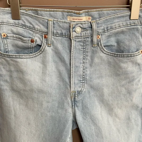 Levi’s Wedgie Skinny Jean in Light‎ Wash Size 30 - Image 5