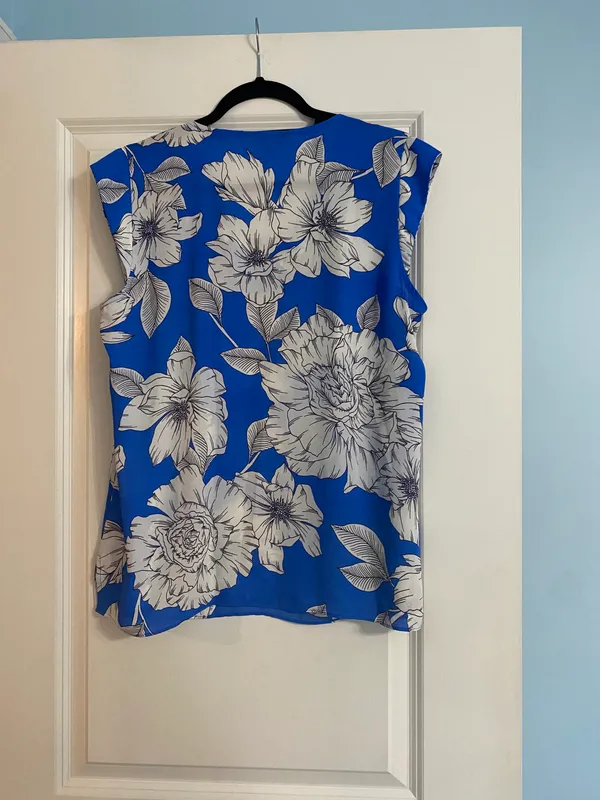 Banana Republic Blue And White Floral Top - Image 5