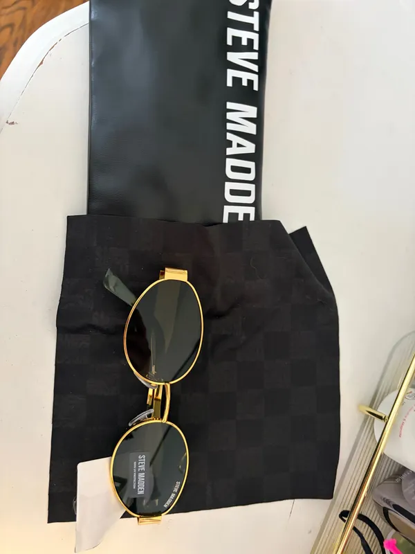 Steve Madden Sunglasses - Image 4