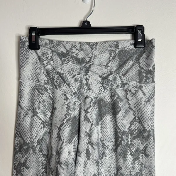 Aerie Offline Real Me Crossover 7/8 Leggings High Rise Gray Snake Print size XL - Image 3