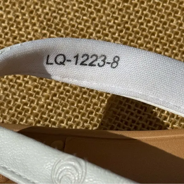 HIGH TIDE Women’s White and Tan Flip Flops Size 8 - Image 4