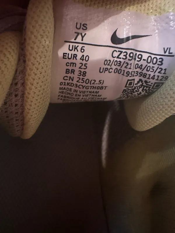 Nike light gray and green sneakers size 7 - Image 6