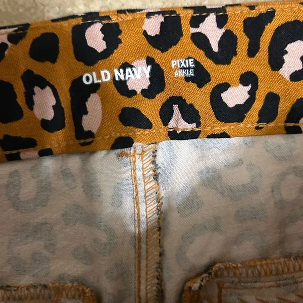 Old Navy Ankle Length Leopard Print Pants(Size 6) - Image 9