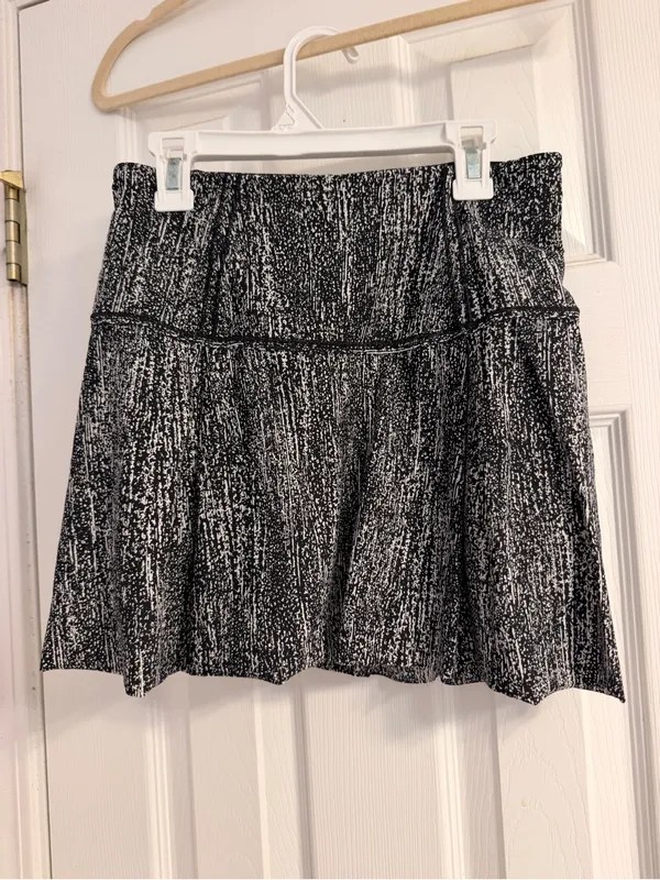 Lululemon Lost In Pace Skirt (Tall) (15") Air Time White Black Size: 4 - Image 2