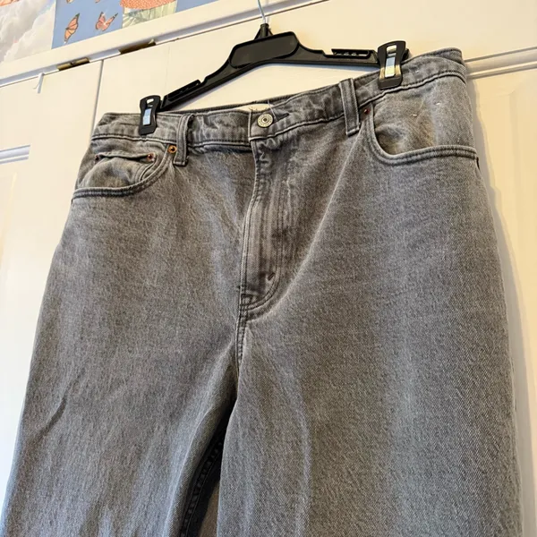 Abercrombie Grey 90s Straight Ultra High Rise Jeans Size 31 or 12 Short - Image 4
