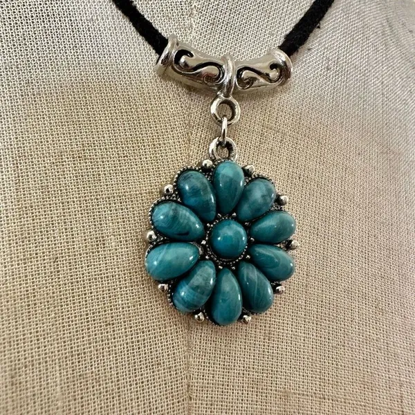 Turquoise blue silver tone circle pendant necklace - Image 3