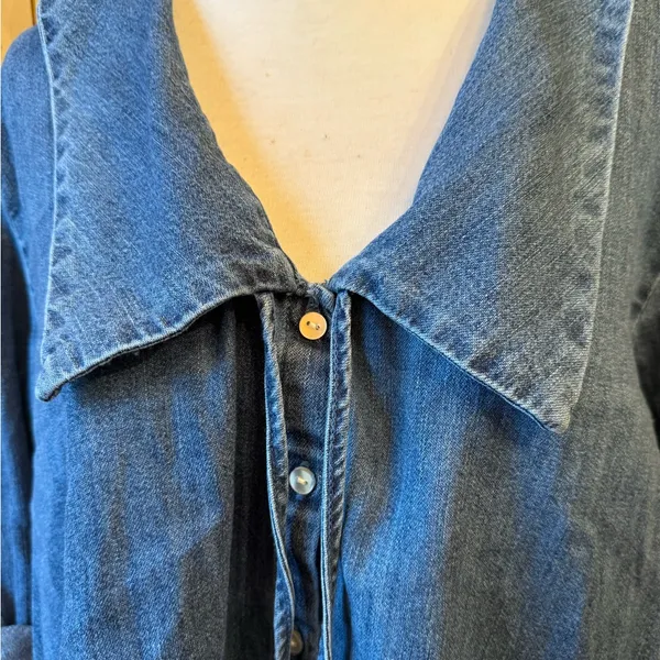 Old Navy Jean Button-Up Shirt Large - Image 3