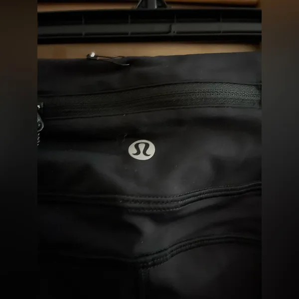 Lululemon Leggings with pockets ruched back of leg size 8 - Image 3