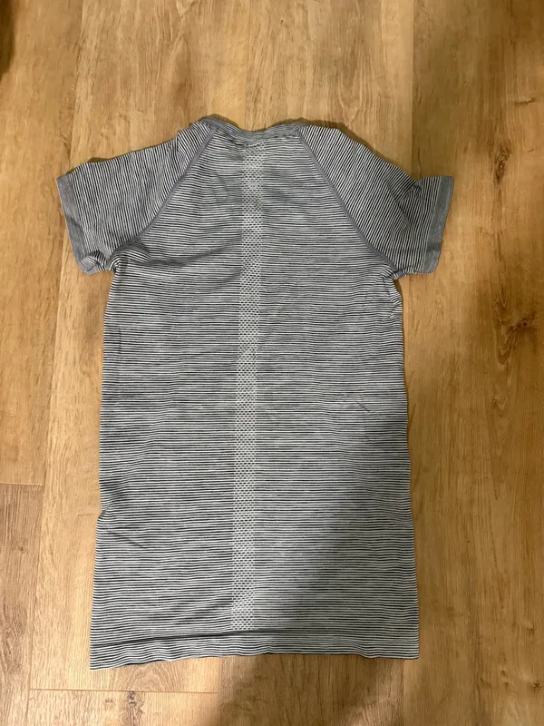 Lululemon Swiftly Short Sleeve Shirt Size 6 - Image 2