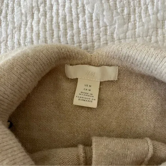 H&M Sweater Short Sleeve Collar Embellished Buttons Beige Size Medium VGUC - Image 3