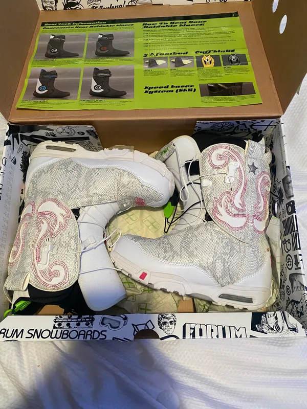 Snowboard Boots White Size 8 - Image 4