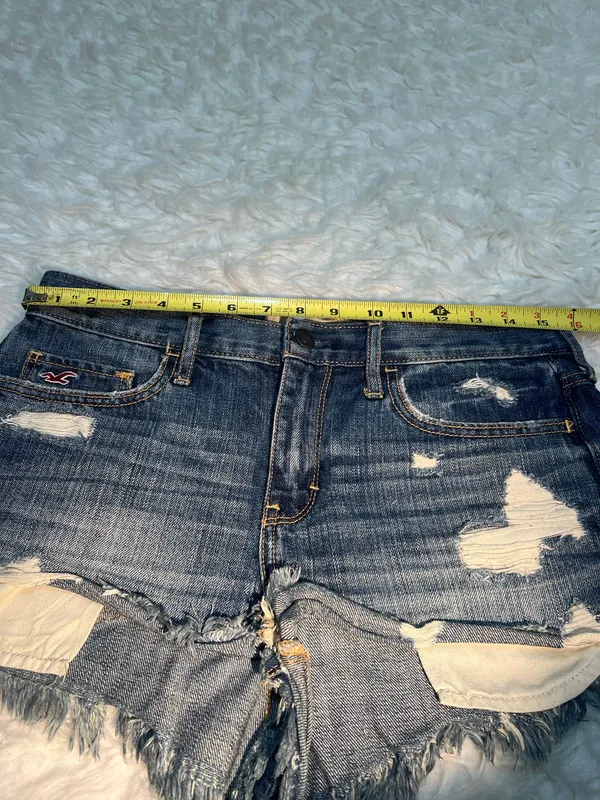 Hollister Size 5 Distressed Mid rise Jean shorts - Image 5