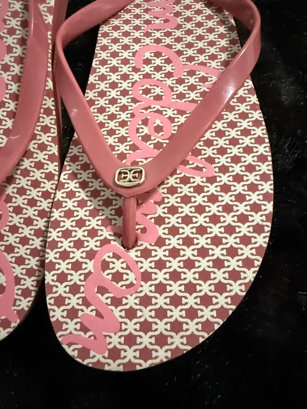 Sam Edelman flip-flops pink geometric pattern and gold-tone logo charms 7 8 - Image 2