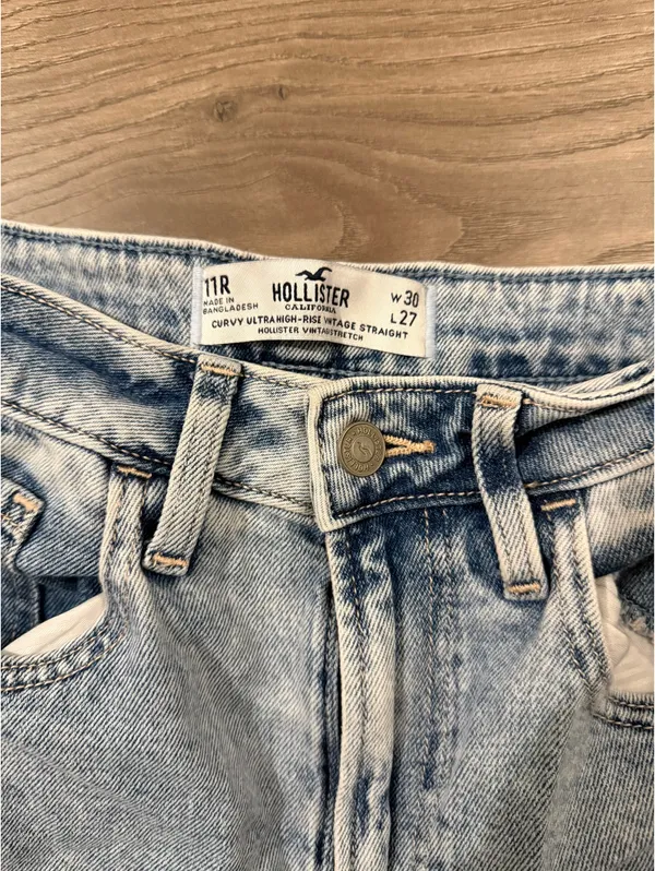 Hollister Curvy Ultra High-Rise Jeans Straight - Image 3