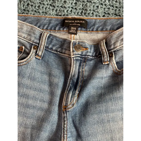 Banana Republic Girlfriend Jeans Medium Wash Blue Raw Hem Denim 28/6 - Image 6