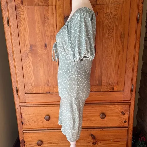 Mistyrose Elegant Green Floral Dress. Stretchy. Comfortable. Sweet. Size L. - Image 2