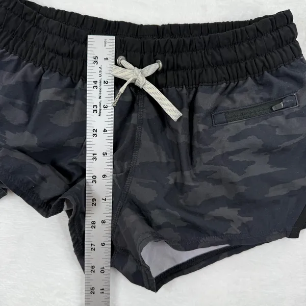 Vuori Clementine 2.0 running Black Camo Performance Athletic Shorts Size XS READ - Image 3
