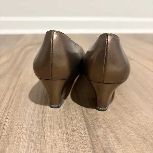 Salvatore Ferragamo Vintage Block‎ Heel Pump Bronze Metallic Size 8.5 AAA - Image 3