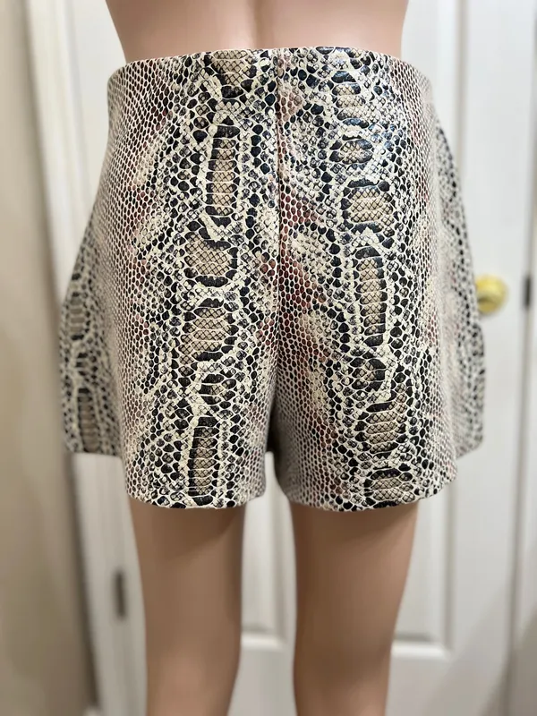 Haute Monde Snake Print Shorts size M - Image 3