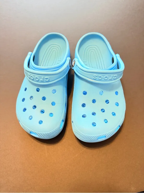 Crocs clogs perforated lightweight blue, unisex, size 7 Women's/ size 5 Men's - Image 9