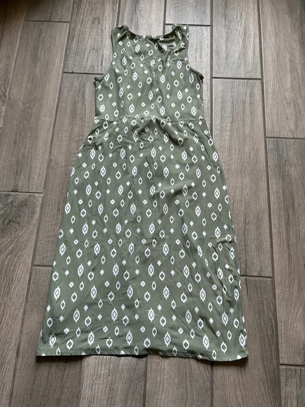 Sleeveless Olive Green Tie-Waist Midi Dress with Diamond Print - Image 4