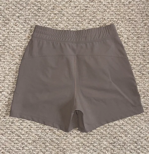 Aritzia The Group by Babaton Weekender Short deep taupe - Image 3