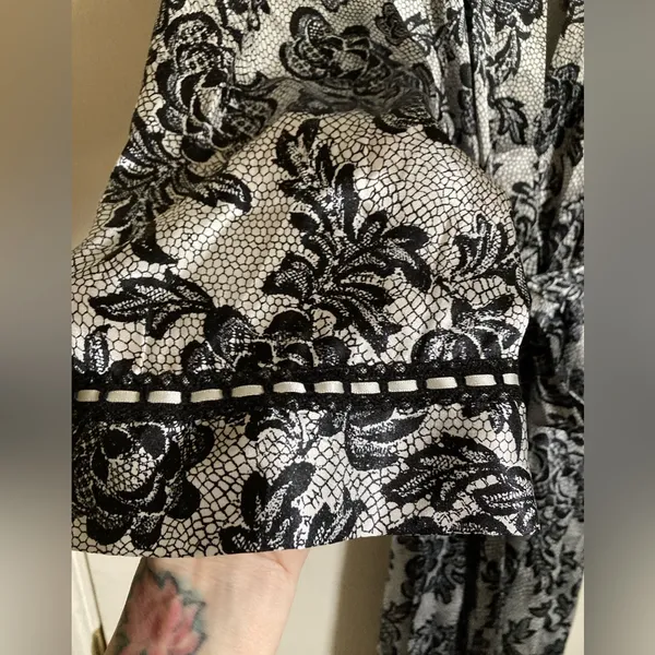 🌸Gillian & O’Malley White Black Floral Satin Belted Kimono Short Bath Robe - Image 4