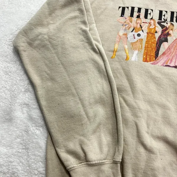 Gildan Women's Tan and Cream Sweatshirt - Image 4
