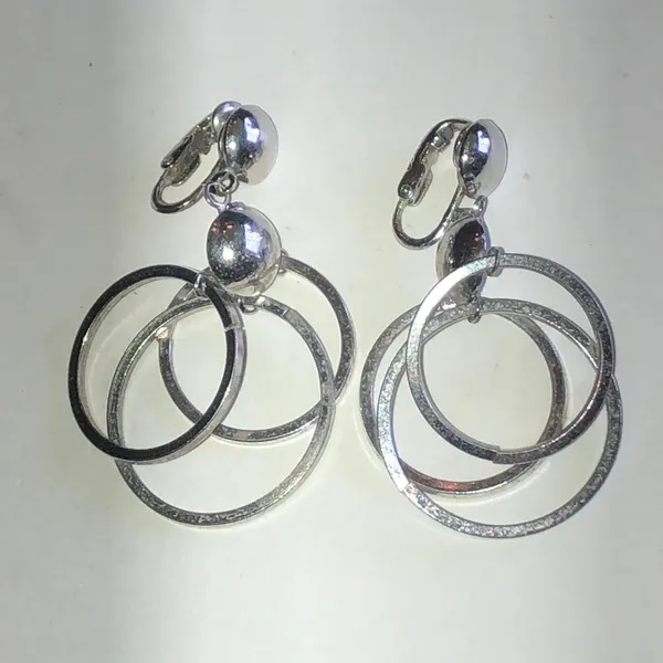 Coro Vintage Silver Tone Triple Hoop Clip On Earrings - Image 2