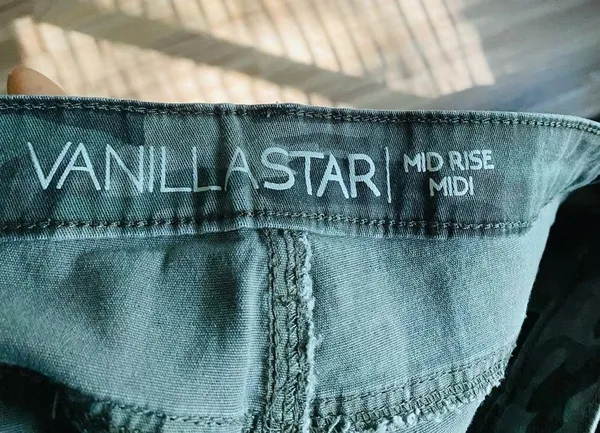 Vanilla Star Jeans Vanilla Rose Mid Rise camo color summer short. Size: 11 - Image 4