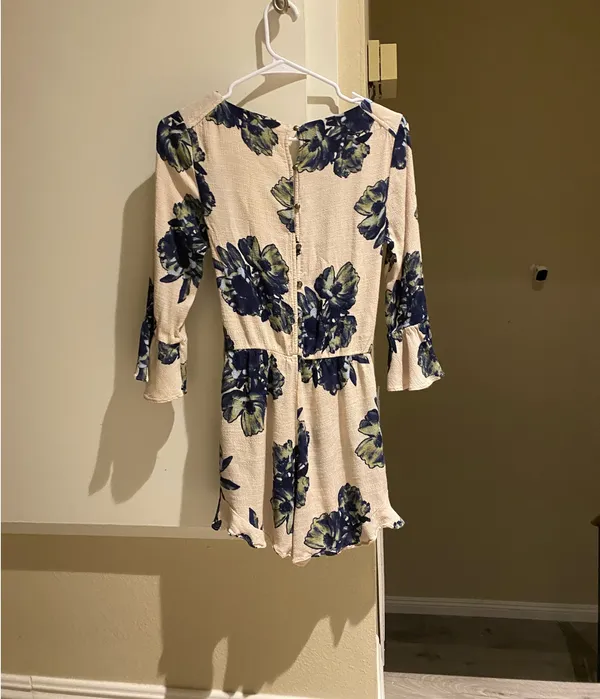 Free people floral v neck long sleeve romper size Xs - Image 4