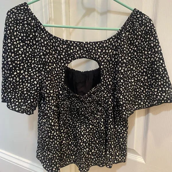 Urban Romantics Short‎ Sleeve Top NWOT - Image 3