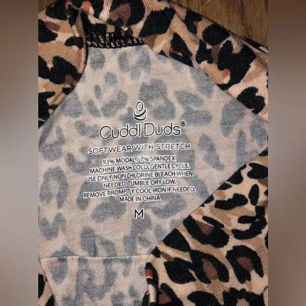 💕5️⃣ 5for25 Cuddl duds animal print sleeveless top size medium - Image 3