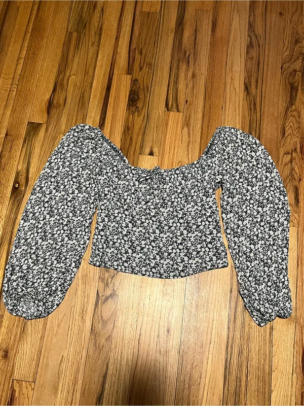 Abercrombie & Fitch Women’s Black & White Floral Long Sleeve Crop Top Size S | 1 - Image 2