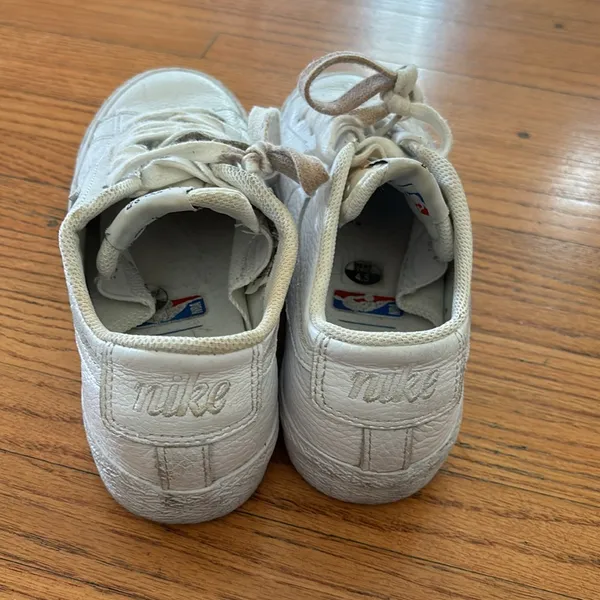 Nike tennis shoes - Image 2