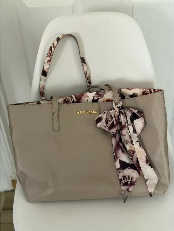 Betsy Johnson Taupe floral scarf tote bag - Image 2