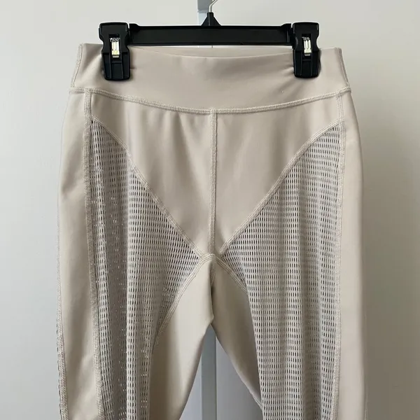 Alo Yoga Sporty Chic Yoga Pilates Mesh‎ Panel Leggings Medium Beige - Image 2