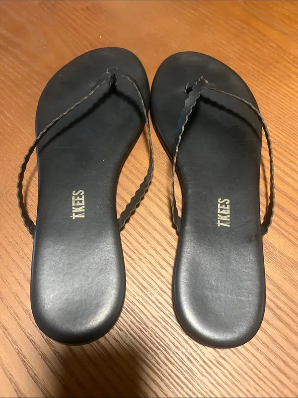 TKEES Black Leather Scalloped Thong Sandals, Size 9 - Image 4