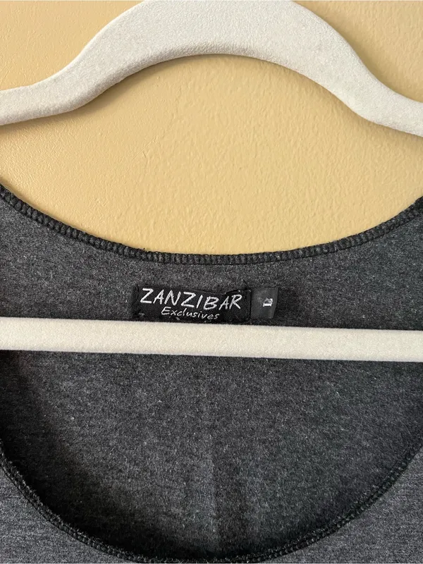 Zanzibar Hakuna Matata Charcoal Graphic Tank - Multicolor Print - Image 3