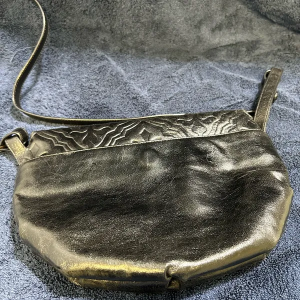 Hobo International Black Tooled Leather Handbag. - Image 2