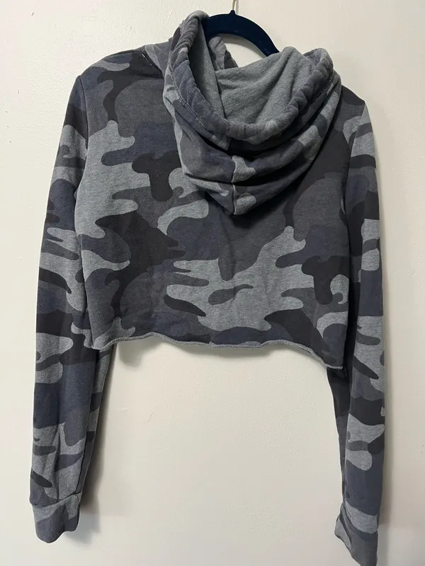 Hollister Gray Camo Cropped Hoodie - Image 2