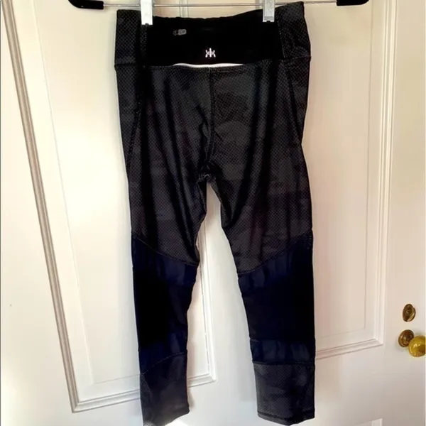 Adore Me Black and Green‎ Capri Leggings Size XS - Image 2