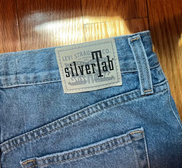 Levi's Silver Tab High Rise Mom Shorts Size 27 - Image 3