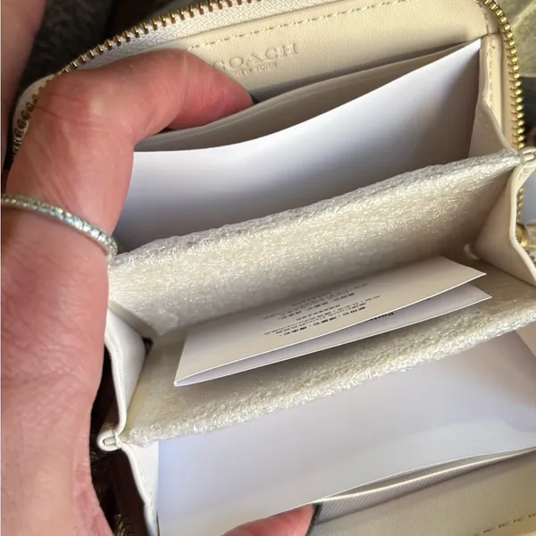 Authentic Coach 1941 Nappa leather Heart zip around 3 compartments wallet. - Image 9