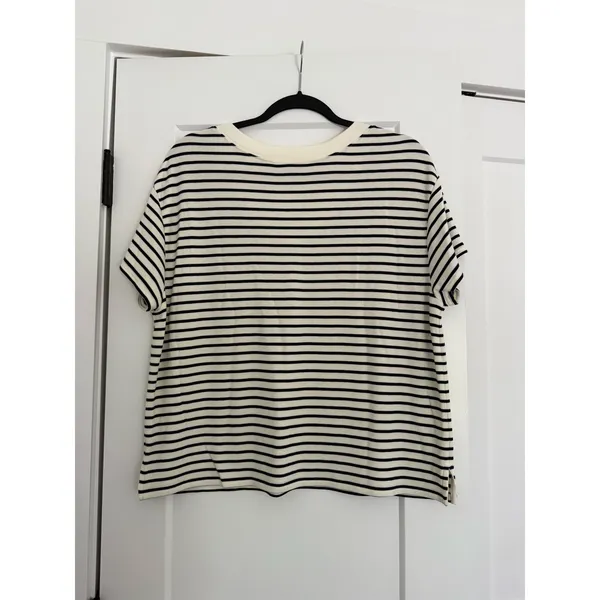 $98 Vineyard Vines White Navy striped Vneck Sweatshirt tee - XS - Image 4