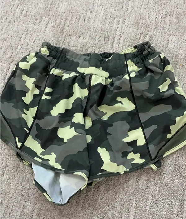 Lululemon Shorts Hotty Hot 4" - Image 3