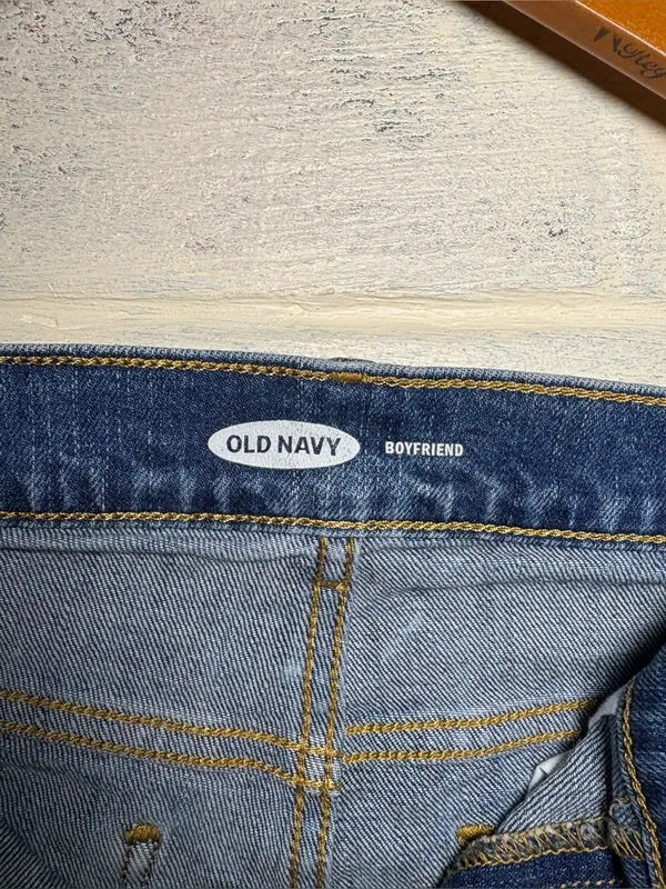 Old Navy Mid Rise Boyfriend Jean shorts‎ 6 - Image 4