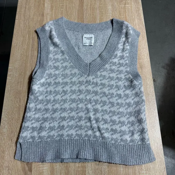 Abercrombie & Fitch Gray Houndstooth Knit Sweater Vest Size Small EUC - Image 5